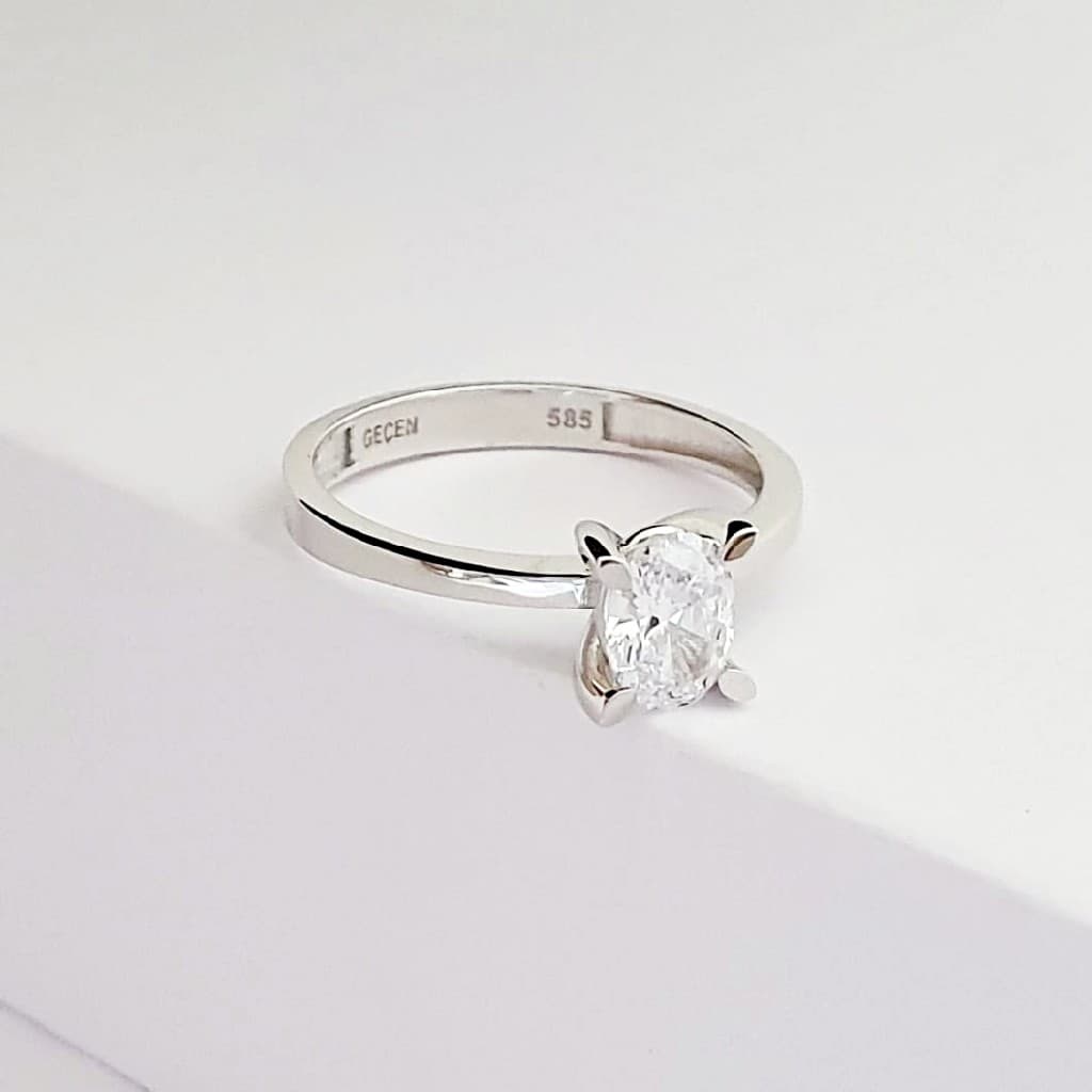 Ovaler Solitärring Weißgold